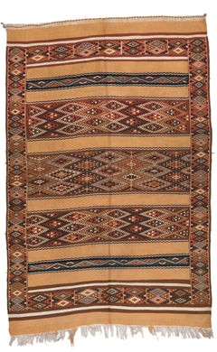 Vista frontal completa de alfombra con franjas horizontales en tonos tierra y patrones geométricos multicolores.
