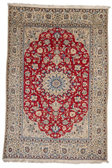 Vista completa de alfombra persa con campo rojo y medallón floral beige y azul rodeado por guardas marfil decoradas con flores y hojas estilizadas.