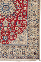 Detalle del borde derecho de la alfombra, mostrando flores beige, azul celeste y marrón sobre fondo marfil y parte del medallón central.