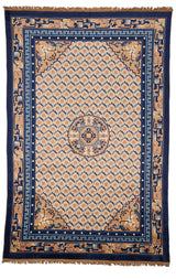 Vista completa de alfombra persa con fondo beige, patrón geométrico en azul marino y bordes decorativos en tonos azul y marfil.