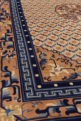 Perspectiva diagonal de la esquina de la alfombra persa con diseño geométrico repetitivo en azul marino y tonos beige