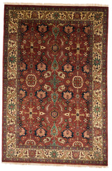 Alfombra tradicional persa con un patrón floral detallado sobre fondo rojo oscuro.