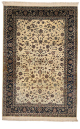 Vista completa de una alfombra persa con fondo beige, decorada con un elaborado patrón floral simétrico en tonos burdeos, verde musgo y azul sobre una guarda azul oscuro.