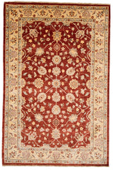 Vista completa de la alfombra con fondo rojo intenso y guarda beige decorada con motivos florales en tonos suaves.