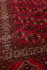 Vista en ángulo de la alfombra resaltando su textura y repetición simétrica del patrón tribal.