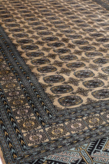 Perspectiva inclinada que resalta la textura y los motivos repetitivos de la alfombra.