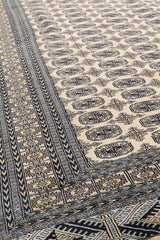 Vista en ángulo de la guarda de la alfombra con patrones lineales intrincados.