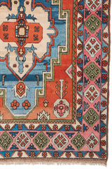 Detalle inferior derecho de la alfombra Kazak, mostrando los bordes y el motivo central en tonos vibrantes de azul y rojo.