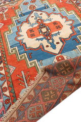 Esquina de la alfombra Kazak doblada, revelando el reverso tejido y confirmando la autenticidad artesanal de la pieza
