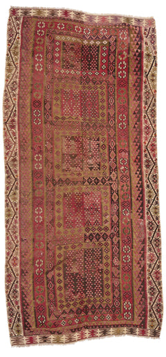 Vista completa de una alfombra kilim con diseño geométrico tribal en tonos tierra, burdeos y marrón oscuro.