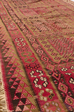 Perspectiva lateral de la alfombra kilim, resaltando la textura plana del tejido y los colores apagados de inspiración natural.