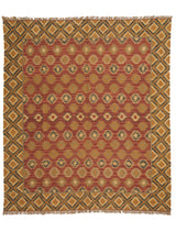 Vista completa de alfombra kilim con fondo rojo suave y patrón repetitivo de estrellas geométricas, bordeada por una guarda de rombos dorados y negros.