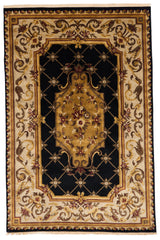 Vista frontal de una alfombra clásica con detalles ornamentales dorados y negros.