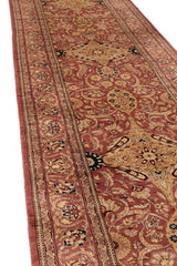 Vista lateral de alfombra tipo corredor mostrando la complejidad del patrón floral en tonos beige, rosa viejo y detalles en negro y granate
