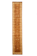Vista completa de alfombra tipo corredor en tonos tierra, con fondo marrón quemado y detalles florales en beige, crema y dorado