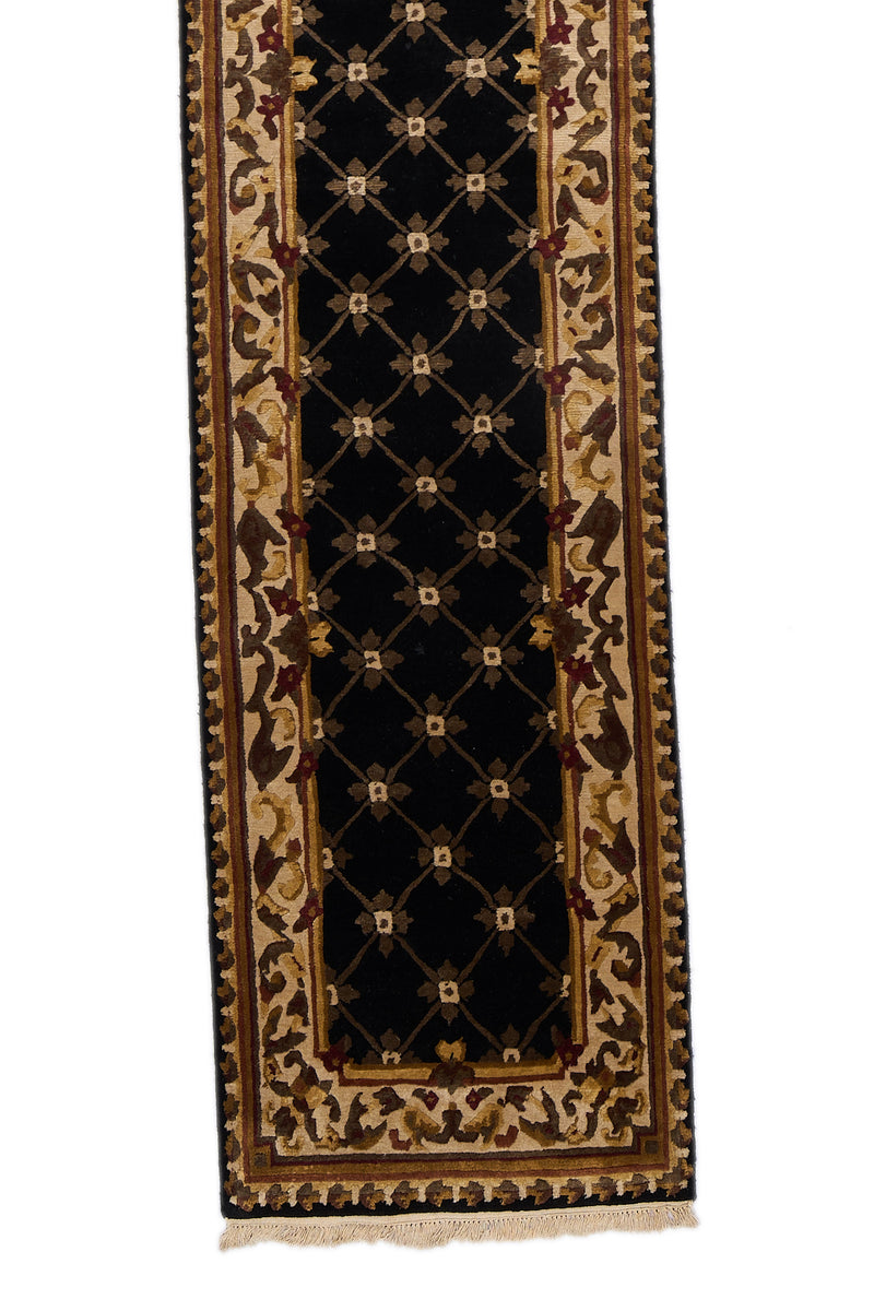 Detalle del diseño central en patrón de enrejado con flores beige sobre fondo negro.