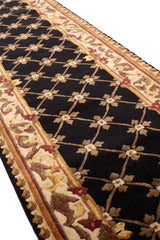 Vista lateral en perspectiva de la alfombra mostrando la textura del tejido y su borde decorativo.