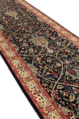 Perspectiva lateral de la alfombra resaltando la profundidad del diseño floral y la armonía cromática en tonos beige, rojos y verdes.