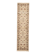 Vista completa de alfombra pasillera persa en tonos beige con motivos florales simétricos.