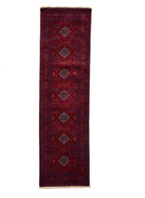 Vista frontal completa de alfombra Kazak con fondo rojo intenso y patrones geométricos en azul, blanco y detalles mostaza.