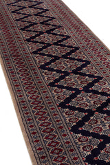 Perspectiva lateral de la alfombra que permite apreciar la simetría y repetición del diseño geométrico en toda su longitud.