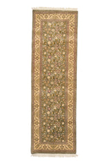 Vista completa de una alfombra persa con fondo verde oliva y detalles florales en tonos crema y burdeos.