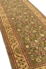 Perspectiva lateral de la alfombra mostrando la riqueza del patrón floral sobre fondo verde.