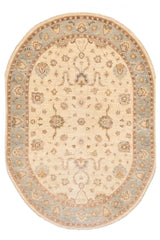 Vista superior completa de alfombra ovalada con fondo beige y bordes azul celeste decorados con motivos florales clásicos.