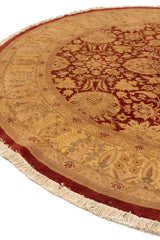 Perspectiva en ángulo de la alfombra que resalta la textura y el brillo del tejido artesanal.
