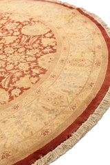 Enfoque lateral del borde con detalles de los flecos y el diseño de la guarda floral sobre fondo beige claro.