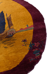 Perspectiva en ángulo del barco navegando, destacando las flores bordadas en la esquina inferior.