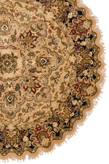 Detalle del borde derecho de la alfombra redonda, mostrando patrones florales en tonos marrón, dorado y fondo negro.