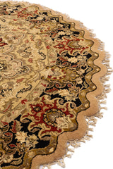 Toma lateral de la alfombra redonda resaltando el efecto tridimensional de su borde ondulado y la intensidad de los colores.