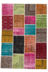 Vista superior completa de alfombra patchwork multicolor compuesta por cuadrados de distintos diseños tradicionales.