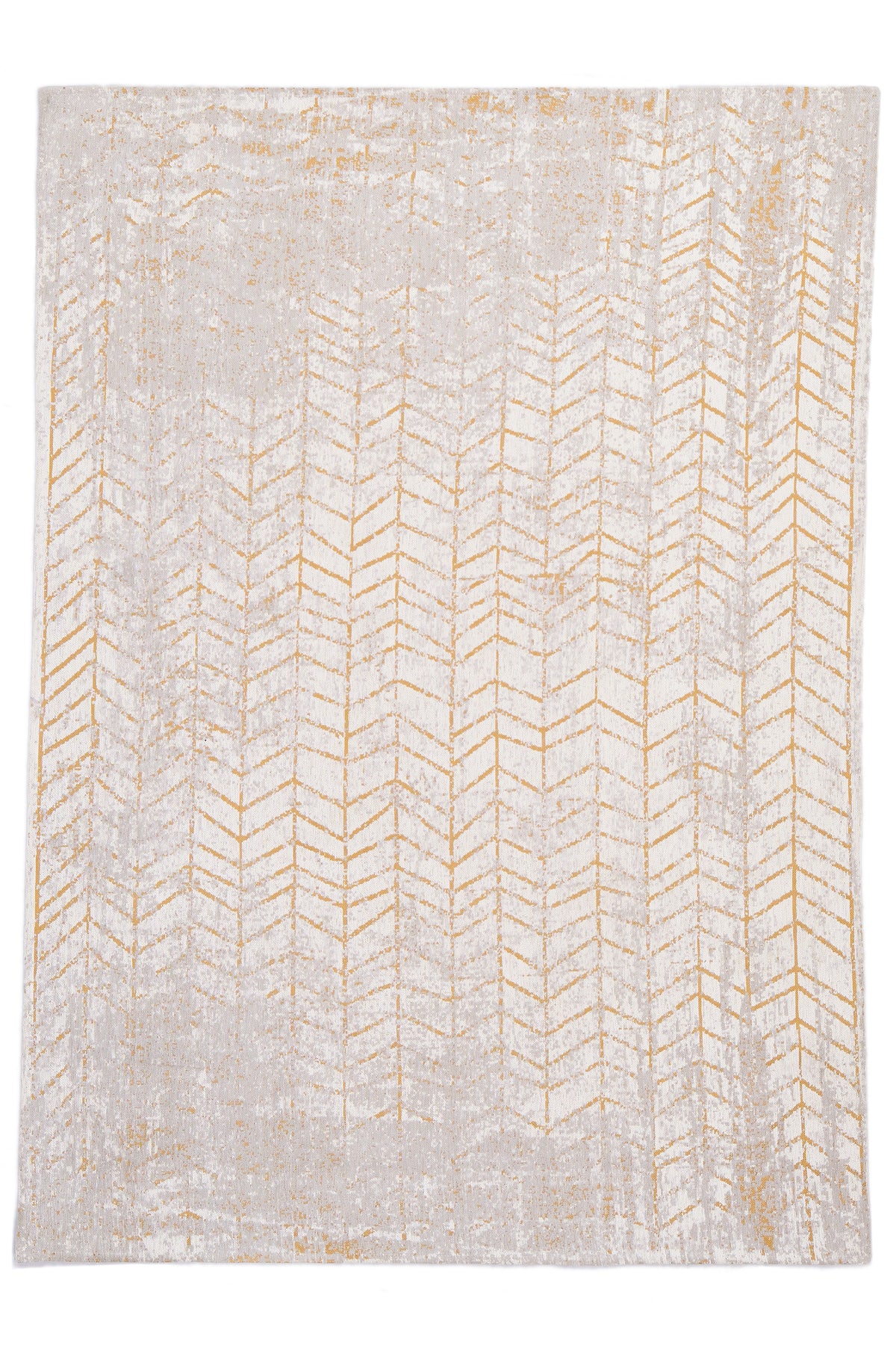 Vista completa de una alfombra con diseño chevron en tonos dorados sobre fondo beige, ideal para un estilo moderno y elegante.