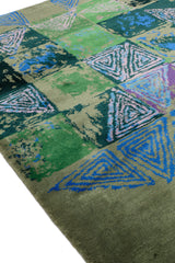 Perspectiva en ángulo de la alfombra mostrando su textura gruesa y la intensidad de los colores.