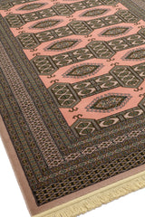 Toma en perspectiva desde la esquina inferior izquierda, resaltando la textura y los patrones simétricos de la alfombra.