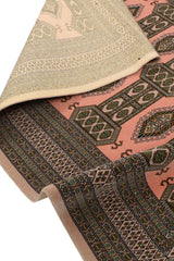 Vista del reverso de la alfombra parcialmente doblada, mostrando la precisión del tejido y los colores del dorso.
