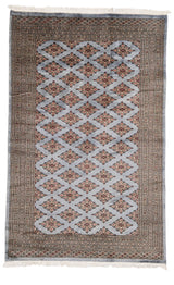 Alfombra oriental con patrón repetitivo de rombos florales sobre fondo gris claro, enmarcada por guardas detalladas en tono marrón.