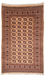Alfombra oriental con diseño geométrico repetitivo sobre fondo beige, vista completa desde arriba.