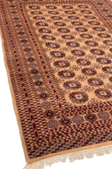 Vista en ángulo lateral de la alfombra, mostrando la textura y los patrones centrales.