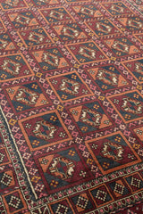 Vista lateral que muestra el diseño repetitivo de rombos y detalles florales en colores cálidos.