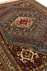 Perspectiva diagonal de la alfombra que realza la textura del tejido y los patrones de estrellas y flores sobre fondo azul.