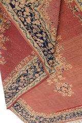 Vista del reverso de la alfombra que muestra la técnica de tejido artesanal y los colores tenues desde el dorso.