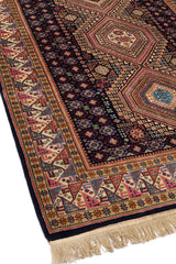 Perspectiva lateral de la alfombra mostrando bordes con motivos triangulares y patrón simétrico interior.
