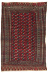 Alfombra oriental roja con intrincados patrones geométricos.