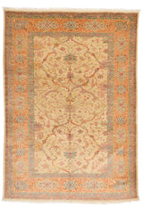 Alfombra artesanal con un intrincado diseño floral y detalles geométricos en tonos beige, rojo y verde.