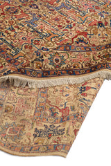 Alfombra oriental doblada mostrando el reverso con detalles de tejido y la calidad de la artesanía.