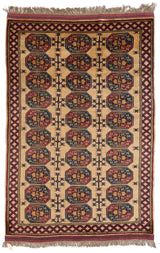 Alfombra oriental con patrón repetitivo de medallones octogonales en tonos rojos y azules sobre fondo beige.