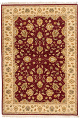 Alfombra beige con un diseño repetitivo de estrellas y motivos geométricos en tonos marrón.